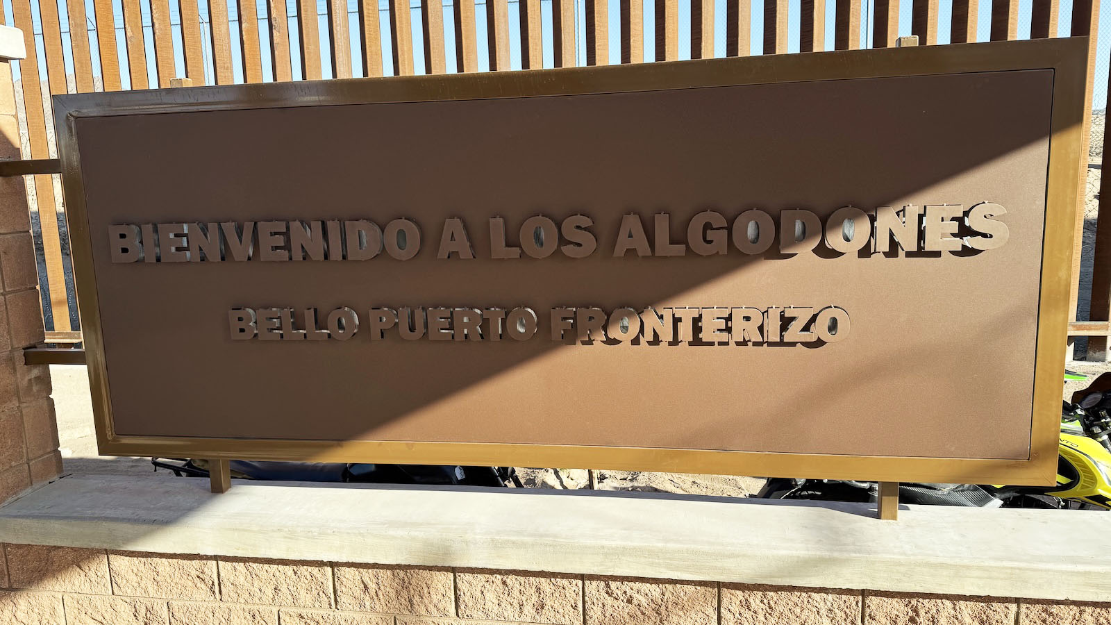 The welcome side at the Los Algodones border crossing reading "Bienvenido A Los Algodones" Bello Puerto Fronterizo.