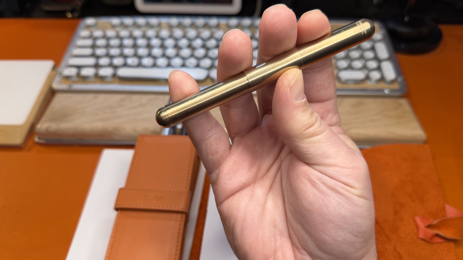 Kaweco-SUPRA-Brass-Closed The Kaweco SUPRA Brass fountain pen with the cap in the closed position to show the compact length.