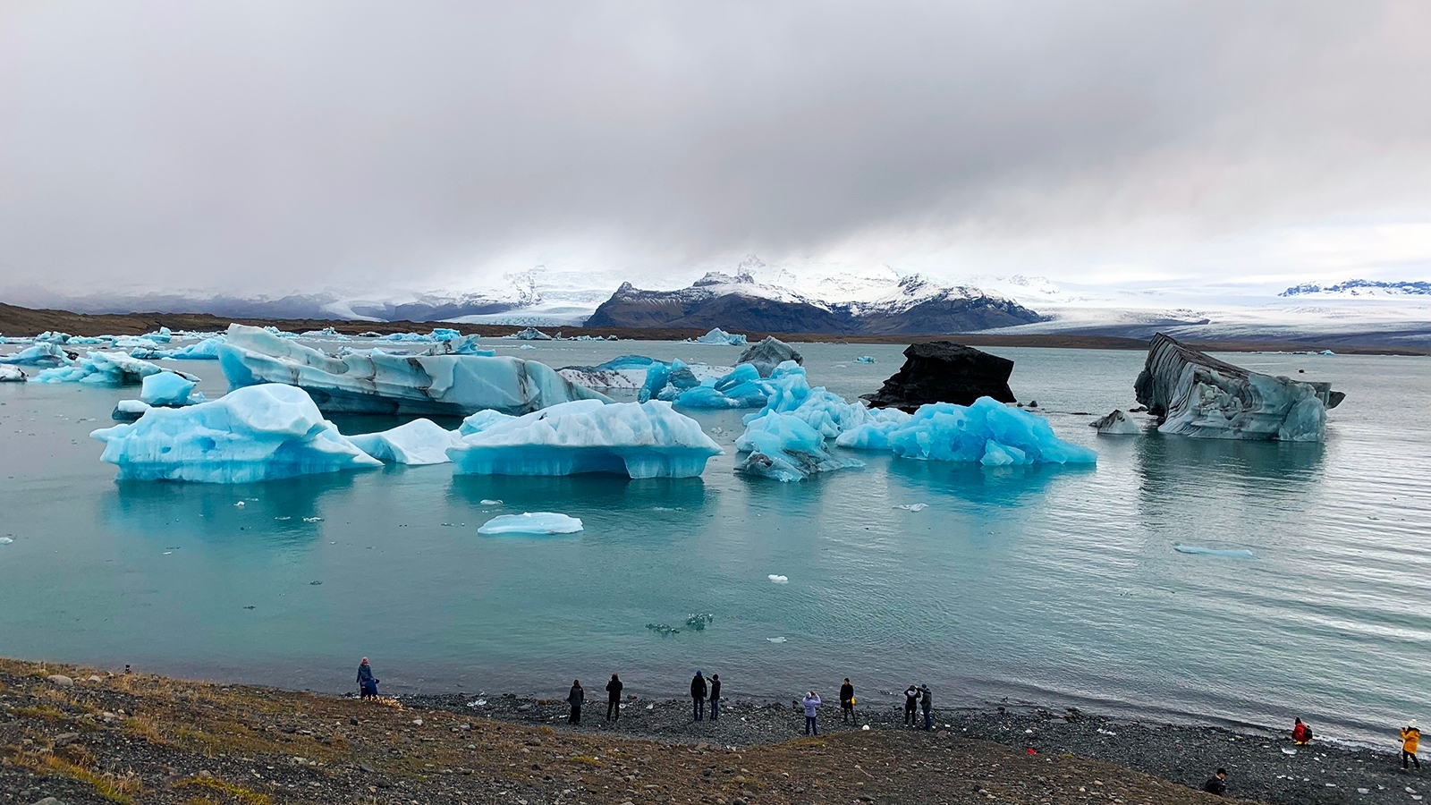 A view of icebergs floating in Jökulsárlón Glacier Lagoon.